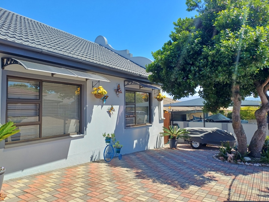 5 Bedroom Property for Sale in Fraaiuitsig Western Cape